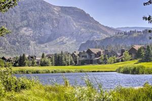 a resort with a lake and mountains in the background at Mammoth Lakes Vacation Rental with Community Hot Tub in Mammoth Lakes