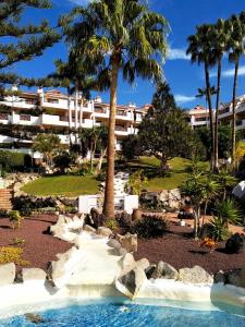 サンミゲル・デ・アボナにあるParadise Luxury apartmentのヤシの木が植わるリゾートです。