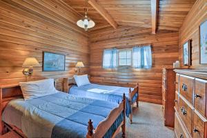 Llit o llits en una habitació de Waterfront Manson Cabin on Lake Chelan with Deck!