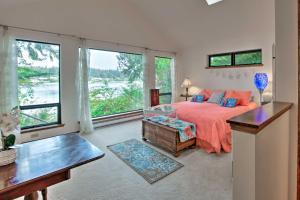 Postelja oz. postelje v sobi nastanitve Waterfront Bainbridge Island Home with Stunning Views