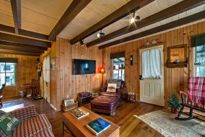 Photo de la galerie de l'établissement Quaint Gretna Getaway Cottage with Screened Porch!, à Mount Gretna