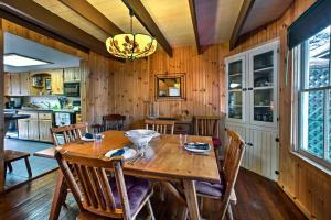Η κουζίνα ή μικρή κουζίνα στο Quaint Gretna Getaway Cottage with Screened Porch! +16 φωτογραφίες