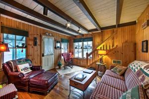 Photo de la galerie de l'établissement Quaint Gretna Getaway Cottage with Screened Porch!, à Mount Gretna