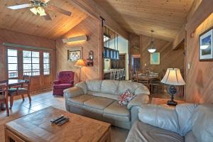 トラッキーにあるRustic Truckee Lodge with Rec Room - Near Northstar!のソファとテーブルのあるリビングルーム