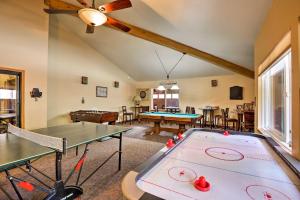 - un salon avec 2 tables de ping-pong dans l'établissement Brian Head Vacation Rental Near Hiking and Fishing!, à Brian Head