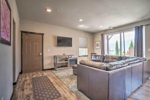 Μια τηλεόραση ή/και κέντρο ψυχαγωγίας στο Manson Condo with Pool Access - Near Marina and Town