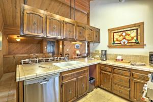 Gallery image of Rustic Truckee Lodge with Rec Room - Near Northstar! in Truckee