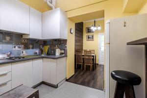 een keuken met een witte koelkast en een tafel bij Modern Chaikovskogo Apartment in Lviv