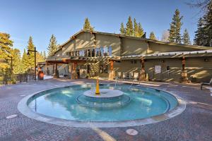 トラッキーにあるRustic Truckee Lodge with Rec Room - Near Northstar!の建物前の小さな噴水