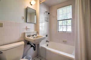 bagno bianco con lavandino, vasca e servizi igienici di Boutique Home in Door County with Eagle Harbor Views a Ephraim Altre 16 foto