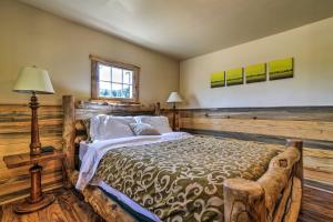 מיטה או מיטות בחדר ב-Hiawatha Peaceful Living in Rocky Mtn Natl Park