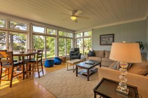 Et sittehjørne på Boutique Home in Door County with Eagle Harbor Views!