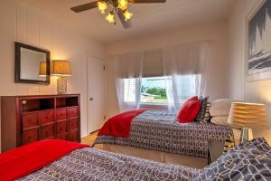 una camera da letto con due letti e una finestra di Boutique Home in Door County with Eagle Harbor Views a Ephraim