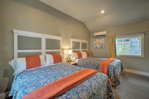 1 Schlafzimmer mit 2 Betten und einem Fenster in der Unterkunft Downtown Branson Cottage with Pool Access! in Branson