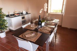 A kitchen or kitchenette at Ca' le cerque, villa surrounded by the Marche nature