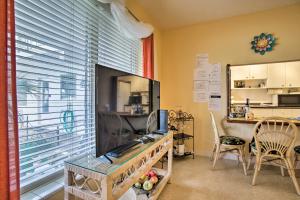 een woonkamer met een flatscreen-tv en een raam bij Ft Lauderdale Apt with Pool - 1 Mi to Beach Access! in Fort Lauderdale