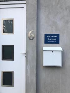 ein blaues Schild an einer Wand neben einer Tür in der Unterkunft House in Charleroi