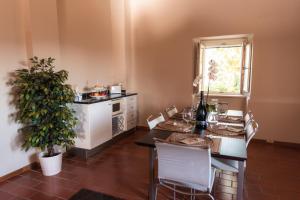 A kitchen or kitchenette at Ca' le cerque, villa surrounded by the Marche nature