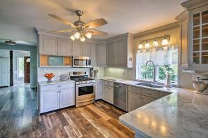 WaterfordにあるDeluxe Waterford Home with Views, Outdoor Bar and Moreのキッチン(白いキャビネット、天井ファン付)
