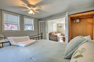 WaterfordにあるDeluxe Waterford Home with Views, Outdoor Bar and Moreのベッドと天井扇風機のある寝室