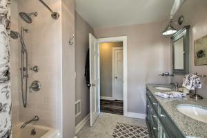 WaterfordにあるDeluxe Waterford Home with Views, Outdoor Bar and Moreのバスルーム(シンク2台、バスタブ、シャワー付) +34枚の写真