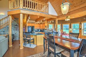 cocina y comedor con mesa y sillas en Luxe Alpine Cabin with Wraparound Deck and Mtn Views!, en Alpine