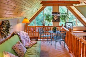 ein Wohnzimmer mit einem Sofa und einem Tisch in der Unterkunft Roomy House on 2 Acres - 2 Mi to Egg Harbor Beach! in Egg Harbor