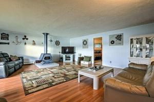 Gallery image of Rose Lake Waterfront Cabin Fire Pit, Dock and Boats in Le Roy