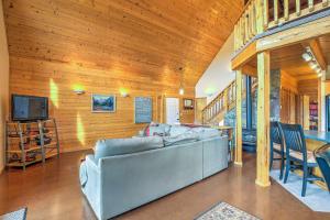 sala de estar con sofá y TV en Luxe Alpine Cabin with Wraparound Deck and Mtn Views!, en Alpine