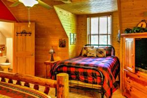 Un pat sau paturi într-o cameră la Roomy House on 2 Acres - 2 Mi to Egg Harbor Beach!