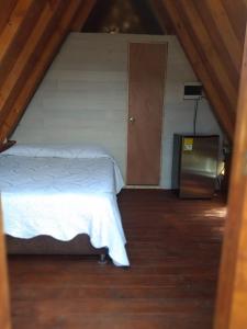 Postel nebo postele na pokoji v ubytování Chalets en Santa Elena en medio del Bosque