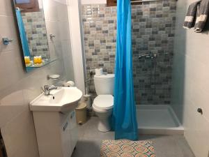 uma casa de banho com um WC, um lavatório e um chuveiro em Villa Thalia em Milatos