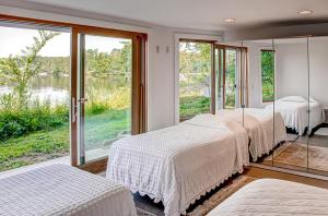 A bed or beds in a room at Lakefront Brainerd Cabin - Great Rice Lake Fishing