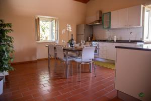 A kitchen or kitchenette at Ca' le cerque, villa surrounded by the Marche nature