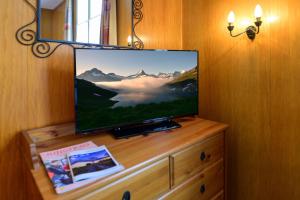 TV tai viihdekeskus majoituspaikassa Hotel Bel-Air Eden