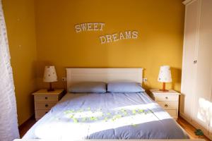 A bed or beds in a room at Ca' le cerque, villa surrounded by the Marche nature