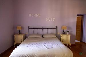 A bed or beds in a room at Ca' le cerque, villa surrounded by the Marche nature