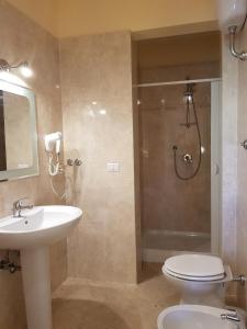 ein Bad mit einem WC, einem Waschbecken und einer Dusche in der Unterkunft Albergo Santa Teresa in Torre del Greco