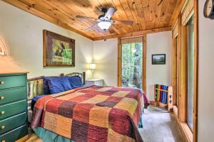 מיטה או מיטות בחדר ב-Robbinsville Cabin with Deck 3 Mi to Fontana Lake!