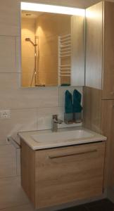 bagno con lavandino e specchio di Ferienhaus Raich a Vandans