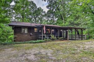 Galería fotográfica de Robbinsville Cabin with Deck 3 Mi to Fontana Lake! en Robbinsville