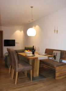 una sala da pranzo con tavolo e sedie in legno di Ferienhaus Raich a Vandans