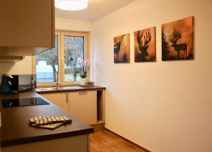 una cocina con tres cuadros en la pared en Ferienhaus Raich en Vandans