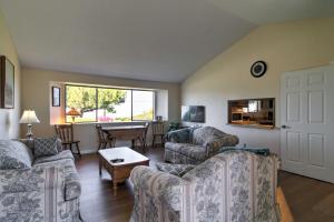 Gallery image of Sequim Condo with View, Easy Access to Private Beach in Sequim +16 photos