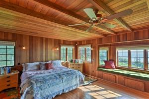 Ένα ή περισσότερα κρεβάτια σε δωμάτιο στο Forested Gold Beach House with Panoramic Ocean Views
