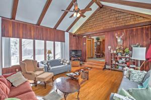 TV a/nebo společenská místnost v ubytování Pulaski Home on 50 Acres 5 Mi to Lake Ontario!