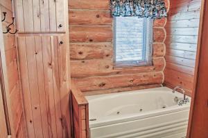 Een badkamer bij Wonderful Home on Sand Lake with Expansive Porch!