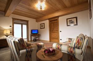 a living room with couches and a table and a tv at Ca' Premuda Locazione Turistica in Codognè