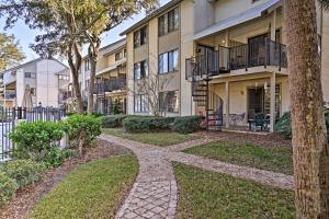 Κήπος έξω από το Updated Hilton Head Condo Balcony, Walk to Beach