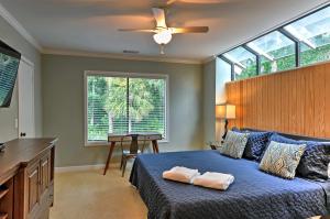 Ένα ή περισσότερα κρεβάτια σε δωμάτιο στο Updated Hilton Head Condo Balcony, Walk to Beach
